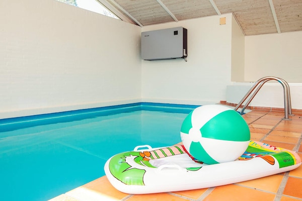 Foto van Luxe vakantieverblijf met zwembad - Vakantiehuis in Blåvand - Pool