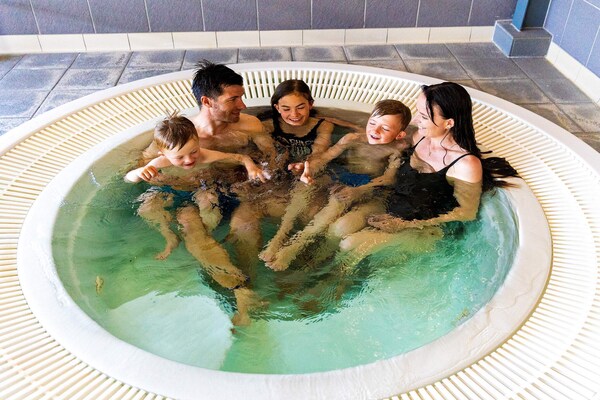 Foto van 8 persoons vakantie huis op een vakantie park in Blåvand - Pool