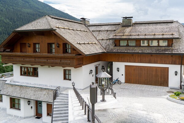 Foto van Bad Kleinkirchheim Lush and Spacious Villa with Indoor Pool and Wellness - Seven Bedroom Villa - Outdoor