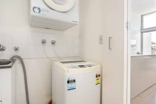 Foto van Charmant modern appartement met uitzicht op de stad - BathRoom