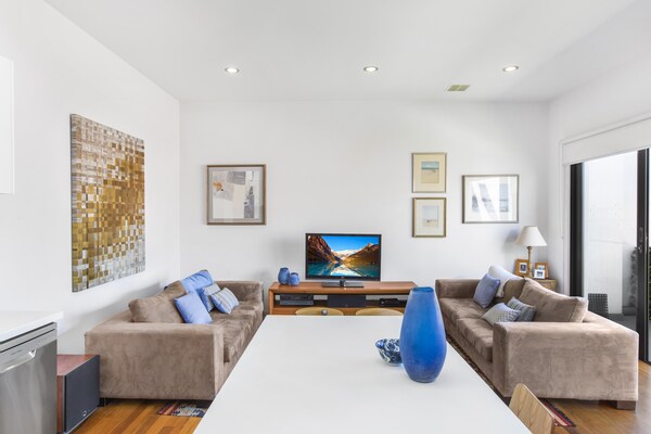 Foto van Appartement met 2 slaapkamers, parkeergelegenheid en balkon nabij treinstations - LivingRoom