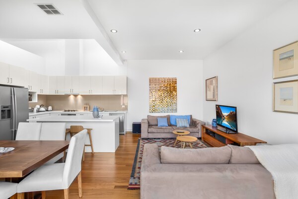 Foto van Appartement met 2 slaapkamers, parkeergelegenheid en balkon nabij treinstations - LivingRoom