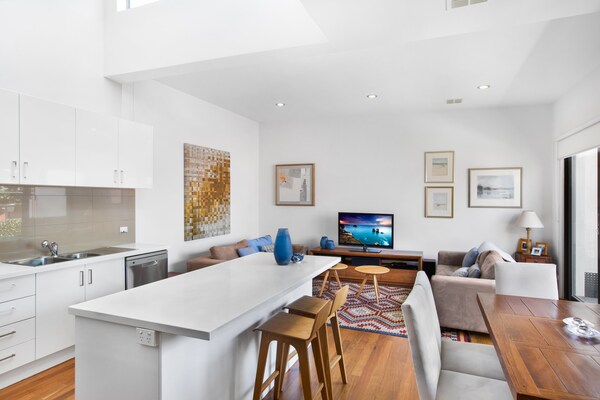 Foto van Appartement met 2 slaapkamers, parkeergelegenheid en balkon nabij treinstations - LivingRoom