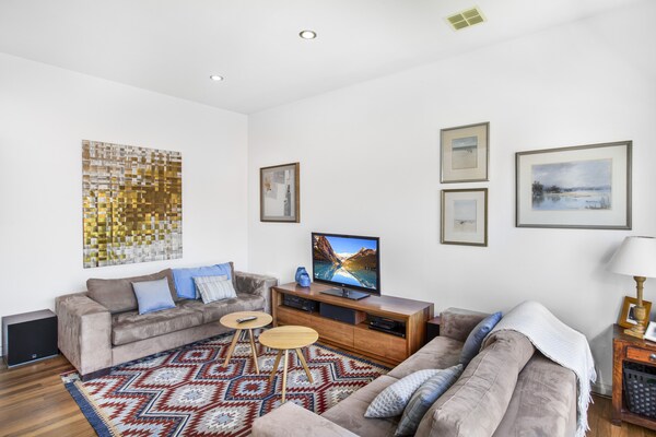 Foto van Appartement met 2 slaapkamers, parkeergelegenheid en balkon nabij treinstations - LivingRoom