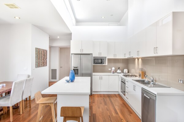 Foto van Appartement met 2 slaapkamers, parkeergelegenheid en balkon nabij treinstations - Kitchen