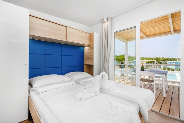 Foto van Stacaravan Omisalj met Zeezicht aan Strand - Vakantiehuis in Omisalj - BedRoom