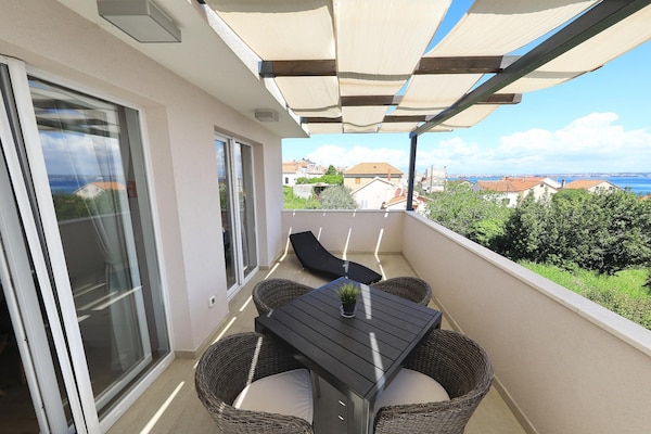 Foto van Appartement op Ugljan met strand en zwembad - Vakantiehuis in Preko - TerraceBalcony