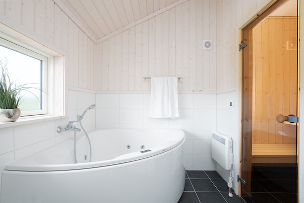 Foto van Beaside Wellness Chalet voor 10 personen - Vakantiehuis in Großenbrode - BathRoom