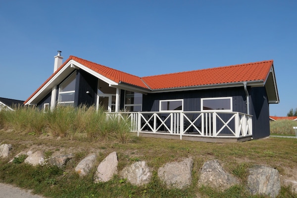 Foto van Beaside Wellness Chalet voor 10 personen - Vakantiehuis in Großenbrode - ExteriorSummer