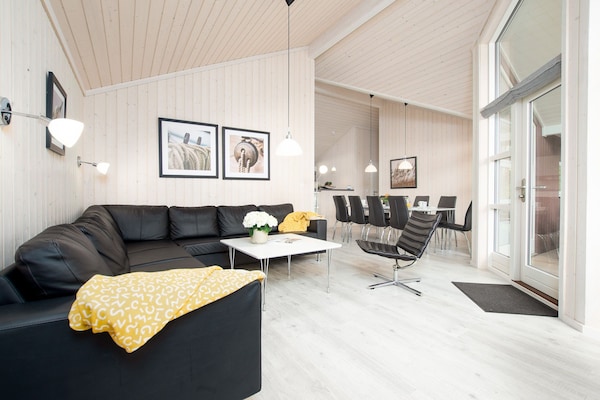 Foto van Beaside Wellness Chalet voor 10 personen - Vakantiehuis in Großenbrode - LivingRoom