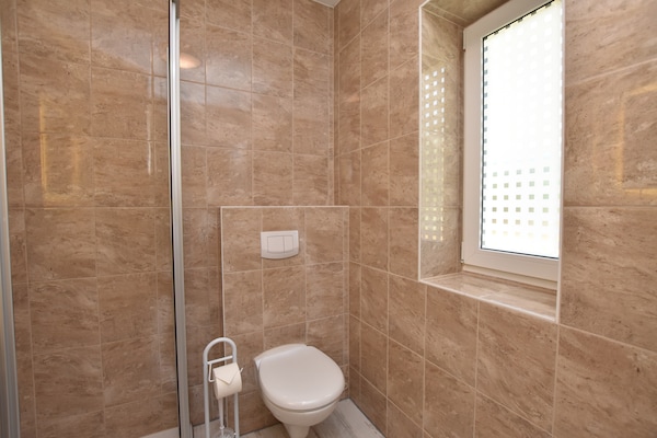 Foto van Rustiek toevluchtsoord met open haard - Vakantiehuis in Damshagen - BathRoom