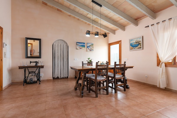Foto van Charmant Huis in Llubí met Zwembad & Tuin - Vakantiehuis in Llubi, Illes Balears - ExteriorSummer