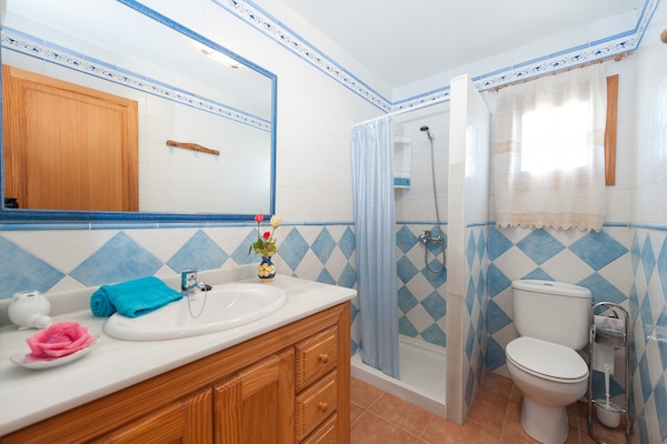 Foto van Charmant Huis in Llubí met Zwembad & Tuin - Vakantiehuis in Llubi, Illes Balears - ExteriorSummer