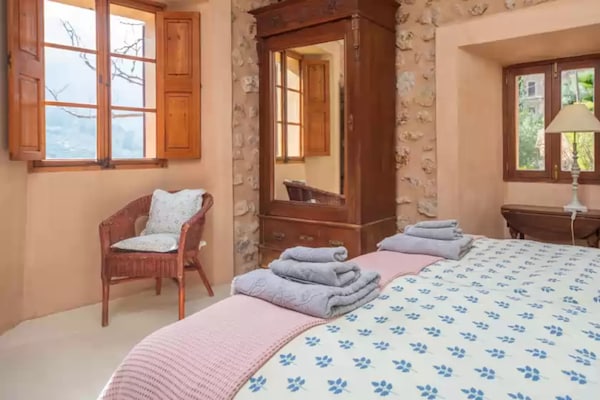 Foto van Rustiek Huis in Fornalutx met Uitzicht - Vakantiehuis in , Illes Balears - BedRoom