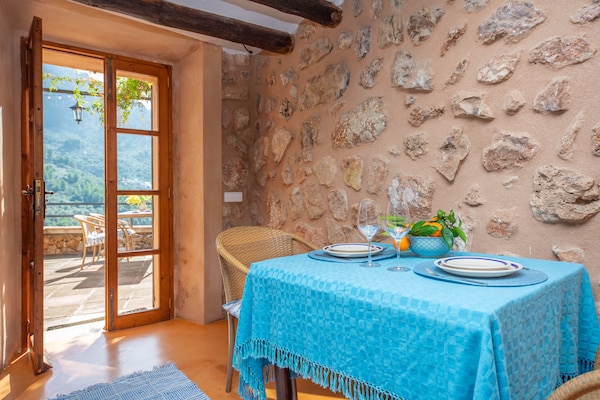 Foto van Rustiek Huis in Fornalutx met Uitzicht - Vakantiehuis in , Illes Balears - DiningRoom