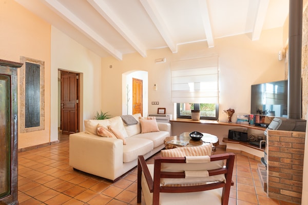 Foto van Villa in Pollença met Zwembad en BBQ - Vakantiehuis in , Illes Balears - LivingRoom