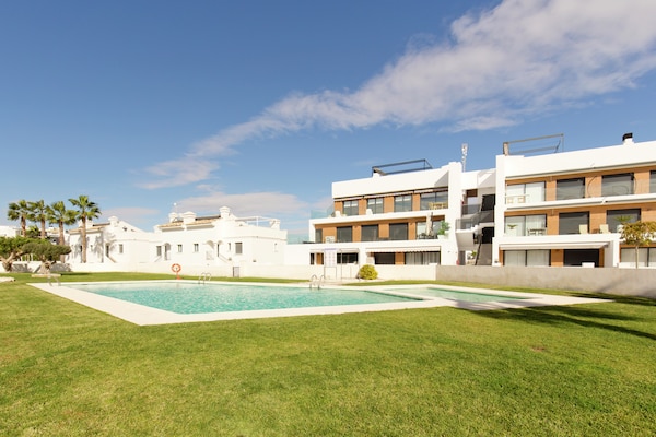 Foto van Stijlvolle woning in Orihuela Costa met gedeeld zwembad - PoolOfHouse