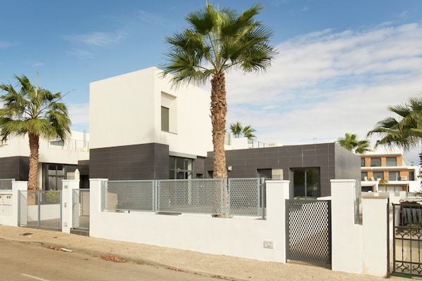 Foto van Stijlvolle woning in Orihuela Costa met gedeeld zwembad - ExteriorSummer