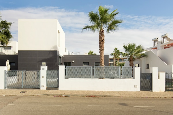 Foto van Stijlvolle woning in Orihuela Costa met gedeeld zwembad - ExteriorSummer