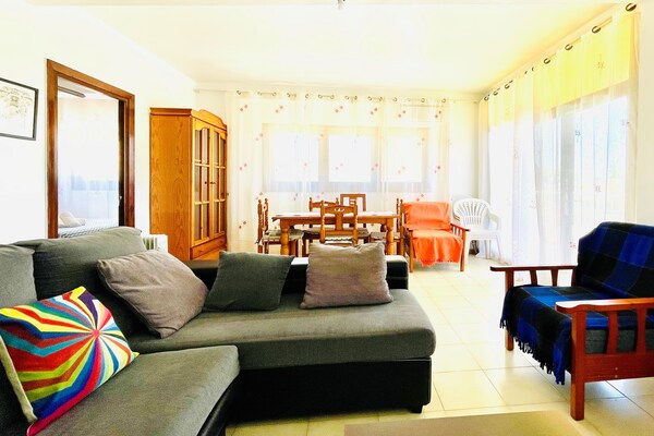 Foto van Appartement met uitzicht op de bergen aan zee - Vakantiehuis in Roquetas de Mar - LivingRoom