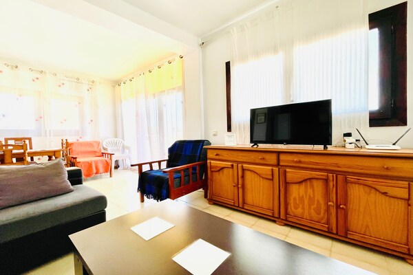 Foto van Appartement met uitzicht op de bergen aan zee - Vakantiehuis in Roquetas de Mar - LivingRoom