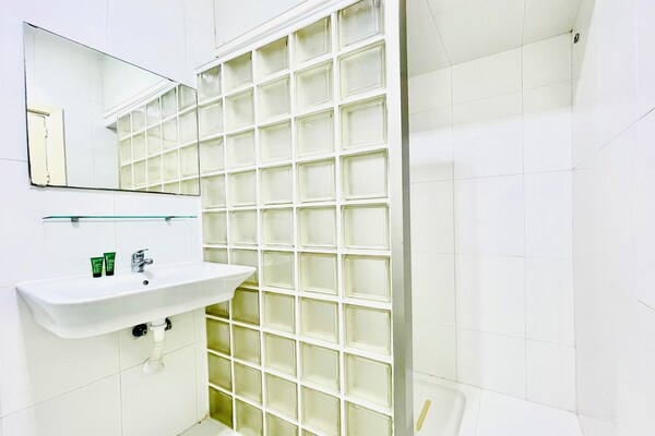 Foto van Appartement met uitzicht op de bergen aan zee - Vakantiehuis in Roquetas de Mar - BathRoom