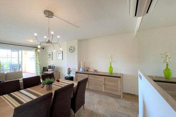 Foto van Appartement met 2 slaapkamers vlakbij de zee - Vakantiehuis in Roquetas de Mar - LivingRoom