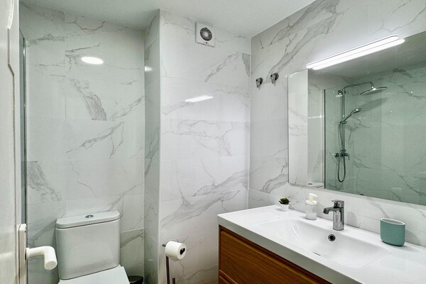 Foto van Elegant appartement vlakbij de zee - Vakantiehuis in Roquetas de Mar - BathRoom