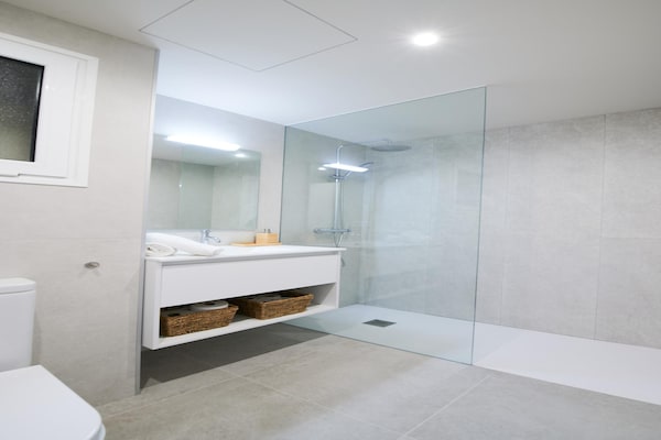 Foto van Appartement in Spanje bij zandstrand - Vakantiehuis in Calella de Palafrugell, Llafranc - BathRoom