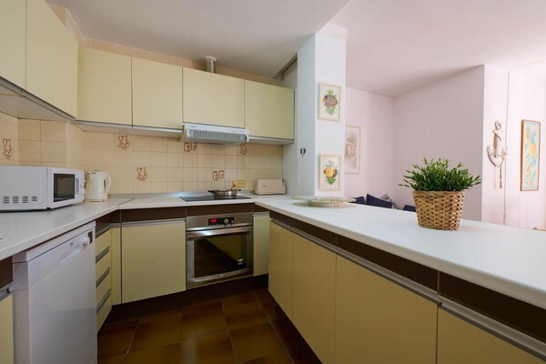 Foto van Appartement in Spanje bij zandstrand - Vakantiehuis in Calella de Palafrugell, Llafranc - Kitchen