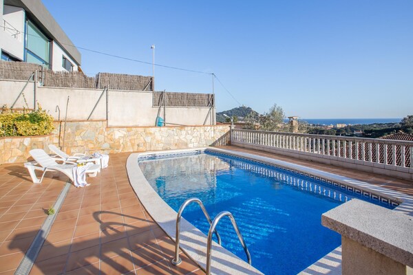 Foto van Villa in Blanes met Zwembad en Zeezicht - Vakantiehuis in Blanes - PoolOfHouse