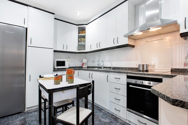 Foto van Villa in Blanes met Zwembad en Zeezicht - Vakantiehuis in Blanes - Kitchen