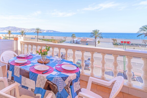 Foto van Appartement aan zee in Empuriabrava met zwembad - Vakantiehuis in Empuriabrava - terrace