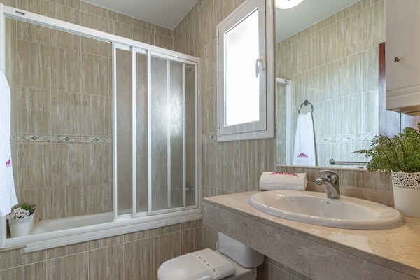 Foto van Villa in Empuriabrava met privézwembad - Vakantiehuis in Empuriabrava - BathRoom