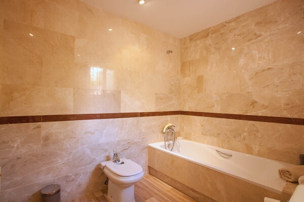 Foto van Appartement in Marbella bij strand - Vakantiehuis in Marbella - BathRoom