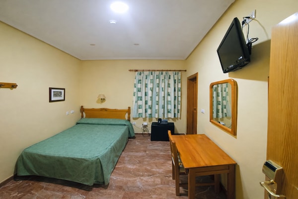 Foto van Eenpersoonskamer in het Albohera Playa Hotel - Vakantiehuis in Santiago de la Ribera - BedRoom