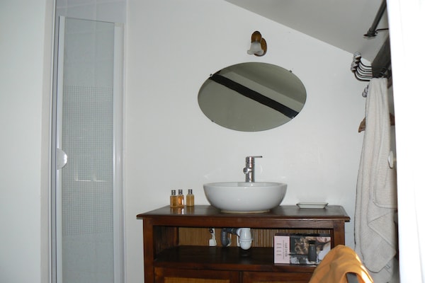 Foto van Landgoed in Normandië met Zwembad & Tennis - Vakantiehuis in Le Mesnil sur Blangy - BathRoom