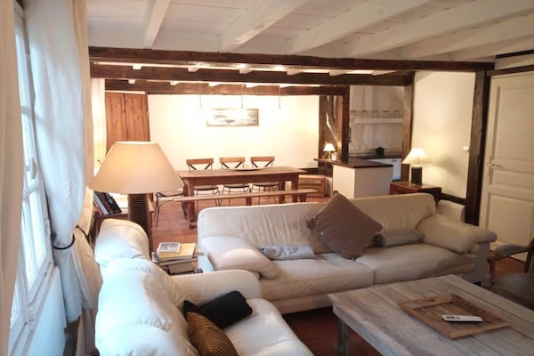Foto van Landgoed in Normandië met Zwembad & Tennis - Vakantiehuis in Le Mesnil sur Blangy - LivingRoom