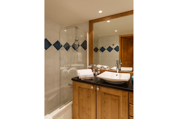 Foto van Bergvakantiehuis met verwarmd zwembad - Vakantiehuis in CHANTEMERLE - BathRoom