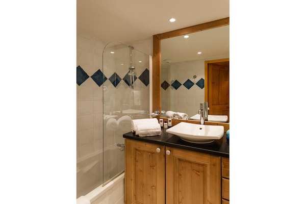Foto van Bergvakantiehuis met verwarmd zwembad - Vakantiehuis in CHANTEMERLE - BathRoom