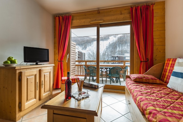 Foto van Bergvakantiehuis met verwarmd zwembad - Vakantiehuis in CHANTEMERLE - LivingRoom