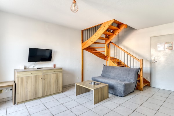 Foto van Chique appartement aan de kust met uitzicht op het zwembad - LivingRoom