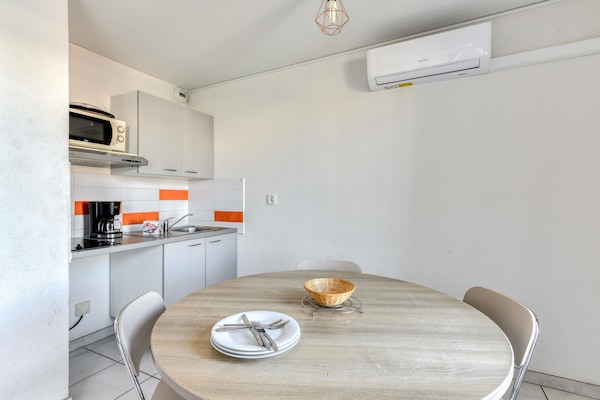 Foto van Chique appartement aan de kust met uitzicht op het zwembad - DiningRoom