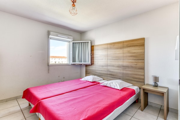 Foto van Chique appartement aan de kust met uitzicht op het zwembad - BedRoom