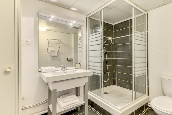 Foto van Chique appartement aan de kust met uitzicht op het zwembad - BathRoom