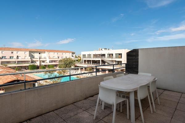 Foto van Chique appartement aan de kust met uitzicht op het zwembad - TerraceBalcony