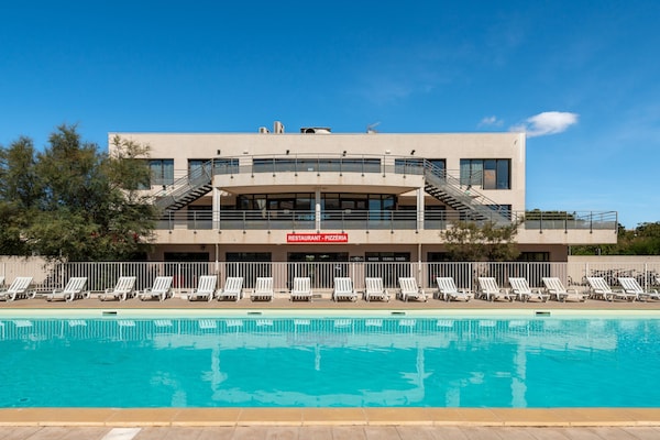 Foto van Chique appartement aan de kust met uitzicht op het zwembad - ExteriorSummer