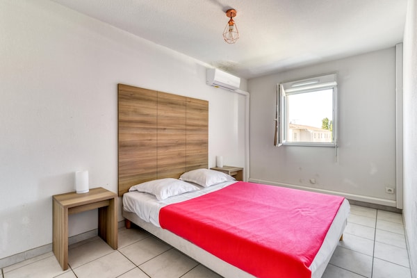 Foto van Chique appartement aan de kust met uitzicht op het zwembad - BedRoom