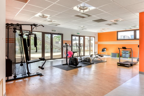 Foto van Chique appartement aan de kust met uitzicht op het zwembad - gym