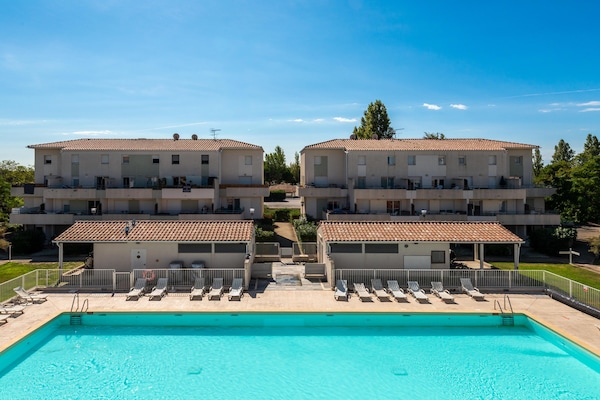 Foto van Chique appartement aan de kust met uitzicht op het zwembad - ExteriorSummer